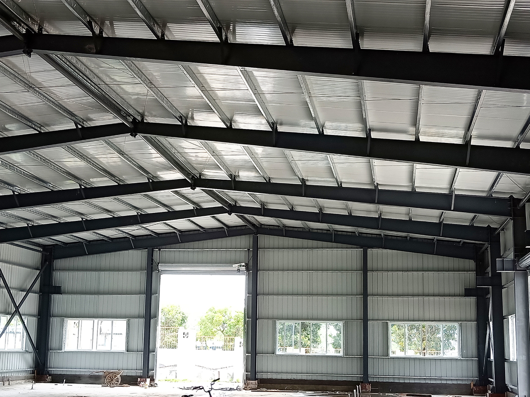 Brandwerend materiaal Metalen staalplaten Staalconstructie Gebouw magazijn met elektrische rolluik deur