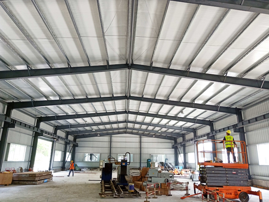 Brandwerend materiaal Metalen staalplaten Staalconstructie Gebouw magazijn met elektrische rolluik deur