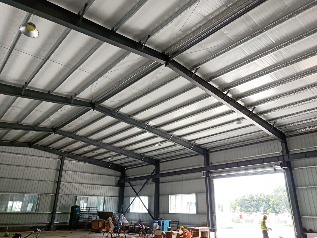 Brandwerend materiaal Metalen staalplaten Staalconstructie Gebouw magazijn met elektrische rolluik deur