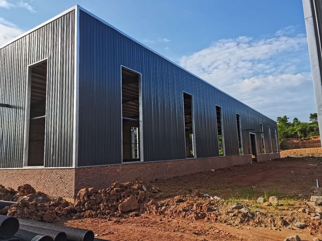 Warm gegalvaniseerde geprefabriceerde staalstructuur Metalen materiaal magazijnbouw voor werkplaats