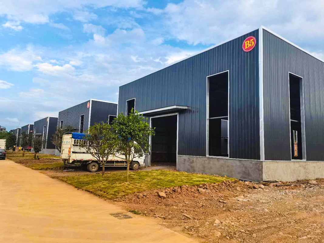 Warm gegalvaniseerde geprefabriceerde staalstructuur Metalen materiaal magazijnbouw voor werkplaats