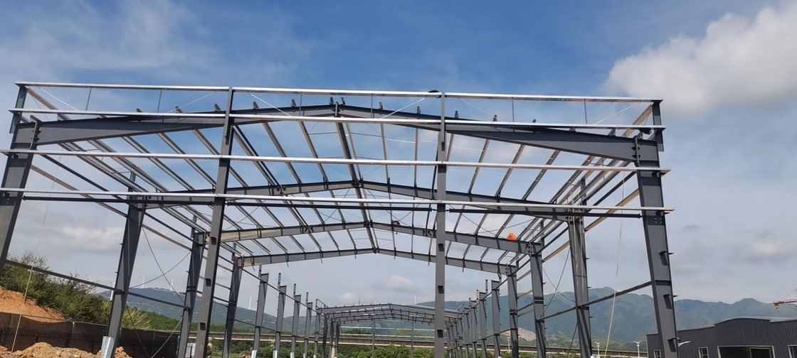 Warm gegalvaniseerde geprefabriceerde staalstructuur Metalen materiaal magazijnbouw voor werkplaats